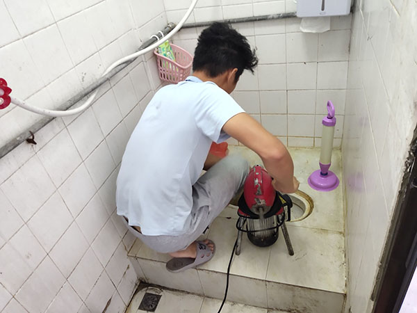 赣县管道堵塞冒臭气 专业师傅现场解决问题