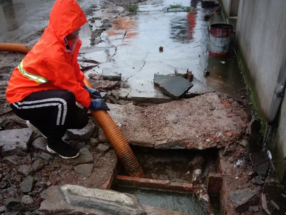 赣县专业清理污水池 炜誉市政以规范流程守护城市 “肠道”