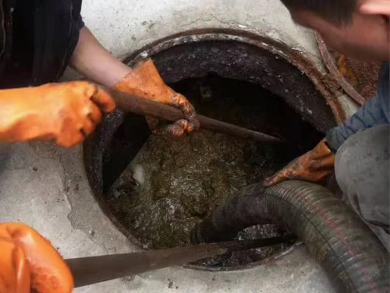 赣县清理化粪池时如何避免沼气的危害?